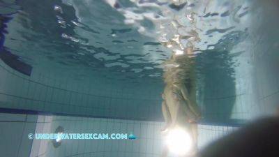 They Have Sex Underwater While Other People Watch - hclips.com