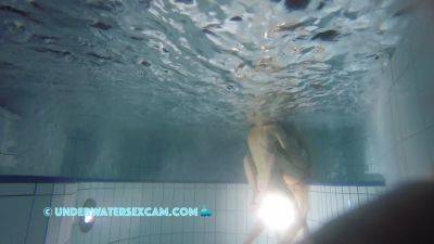 They Have Sex Underwater While Other People Watch - hclips.com