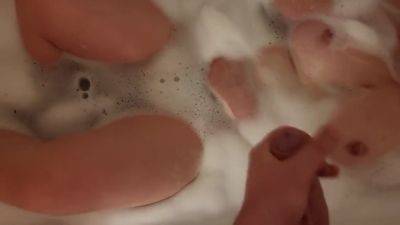 Berlin: Blowjob In The Bathtub At Our Home - hclips.com