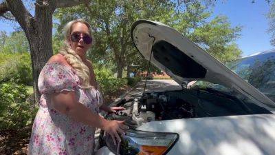 Car Trouble Venus Rewards A Stranger Who Gets Her Car Started With A - upornia.com - Usa