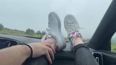 Footjob et belle pipe dans la voiture - txxx.com - France