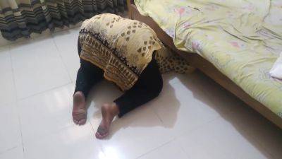 زوجة الاب السعودية الجميلة عالقة في التنظيف تحت السرير - Saudi Milf Stepmom Gets Stuck Under Bed - desi-porntube.com - India - Saudi Arabia