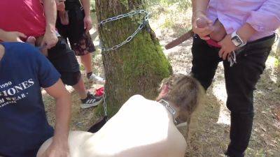 Attachée à un arbre je leur sert de vide couilles - txxx.com - France