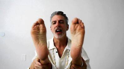 DILF Richard Lennox Shows Off His Feet In Yoga Session - drtuber.com