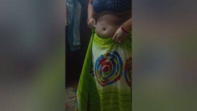 Totally Desi Bhabhi Wearing Her Cute Saari - desi-porntube.com - India