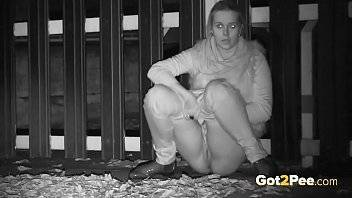 Outdoor Pisses At Night For Cute Blonde - xvideos.com