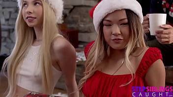 Step Sisters BFF "Are you going to play with your present?" S15:E8 - xvideos.com