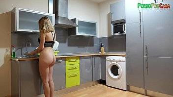He approaches as she washes the dishes to catch her off guard - xvideos.com