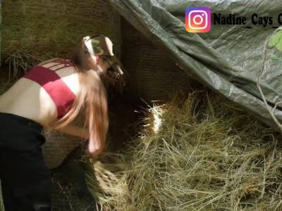 Ferngesteuerter Orgasmus beim Heu machen - Outdoor Spaß - youporn.com