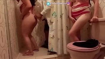 Encuentro al doctor y la enfermera teniendo sexo en el baño del hospital, me masturbo mientras los veo a ellos / PARTE 2 / Chiquicandy / NicoleLondrawer - xvideos.com