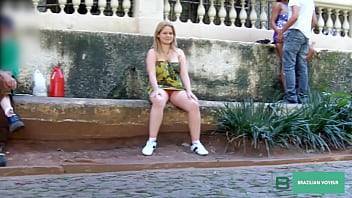 Loira se exibi nas ruas de São Paulo, vai até o metrô e mostra a buceta, e amiga faz boquete dentro da estação. ( Completo no xvideos red ) - xvideos.com