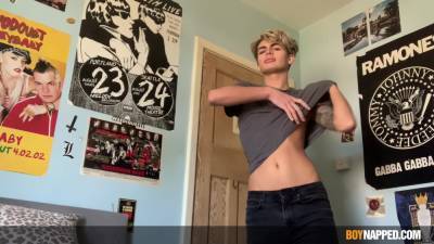 Twink acts solo on cam and provides really slutty scenes - alphaporno.com