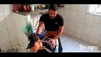 Sapatão não resiste a visita do primo (Leo Ogro) - xvideos.com