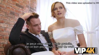 Vip4k. beauté en robe de mariée suce une nibble d'étrangers et se fait baiser - sexu.com