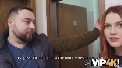 Un Uomo Incontra Il Dolce Zenzero Al Centro Commerciale E La Scopa Per Soldi - hotmovs.com