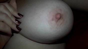 jugando con la teta mas sabrosa - xvideos.com