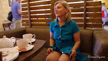 Flashing in the cafe - xvideos.com