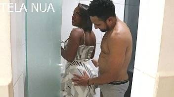 MAIS UMA NEGRA RABUDA QUERENDO FUDER COM UM ATOR PAUZUDO com SAMIRA FERRAZ vs MR.ROLA (Continua no RED) - xvideos.com - Brazil