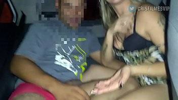 Depois do barzinho na lapa, levei para o uber99 do corninho que filmou eu engasgando no safado e levando gozada na garganta - xvideos.com