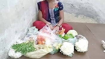 देसी लड़की ने सब्जी बेचते बेचते सब्जी खरीदने वाले से चुदाया - xvideos.com - India