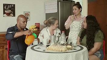 A GRANDE FAMÍLIA DA PUTARIA - O MARIDO É CORNO, A MÃE TALARICA A FILHA, E A EMPREGADA FODE TODO MUNDO | EMME WHITE, ALESSANDRA MAIA, AGATHA LUDOVINO, CAPOEIRA. - xvideos.com