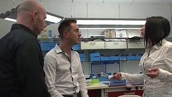 La chef prothésiste, punit ses deux employés en les obligeant à l'enculer. - xvideos.com