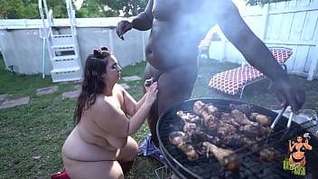 BBW Rose Kush Sucks Off Old Black Man at BBQ - xvideos.com