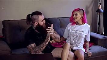 QWEEN NÃO RESISTE AO AMIGO DE RESSACA EM SEU SOFÁ, E O ACORDA PARA SENTAR EM SUA ROLA - xvideos.com - Brazil