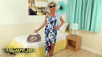 Hot British Granny Elaine Loves Being In The Spotlight! - xvideos.com - Britain