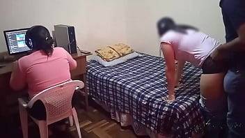 mi hermanastra no me deja jugar mis video juegos: nuestra madrastra nos saca de la computadora y yo me follo a mi hermanastra mientras ella no nos puede ver, casi nos pillan - xvideos.com