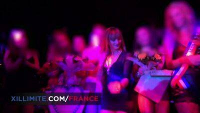 Amateurs in a swinger club - veryfreeporn.com - France