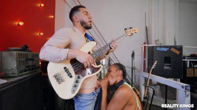 Skin - Slapping The Skin - a guitarist and ebony Asteria Diamond in reality interracial - xhand.com - Usa