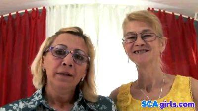 Saggy Tits - Det gamle Lezboz - old mature lesbians sharing sex toy - xhand.com